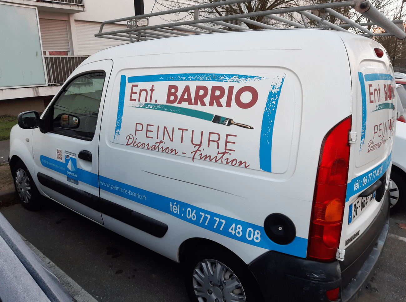 Camionnette marqué de l'entreprise Barrio peinture